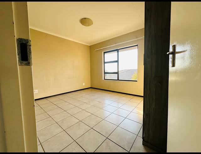2 BEDROOM APARTMENT FOR SALE IN WILGEHEUWEL